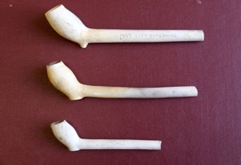 Pipes cataloguing the progression of bowl sizes, from the small bowls of the early seventeenth century at the bottom, when tobacco was costlier, to the late seventeenth century. National Pipe Archive.